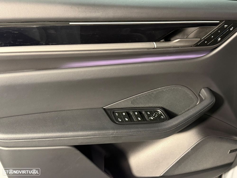 Porsche Macan Electric 4 - 12