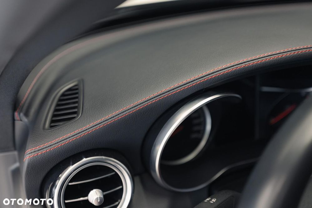 Mercedes-Benz Klasa C AMG 43 4-Matic - 32