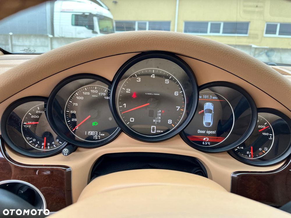 Porsche Panamera PDK Platinum Edition - 12