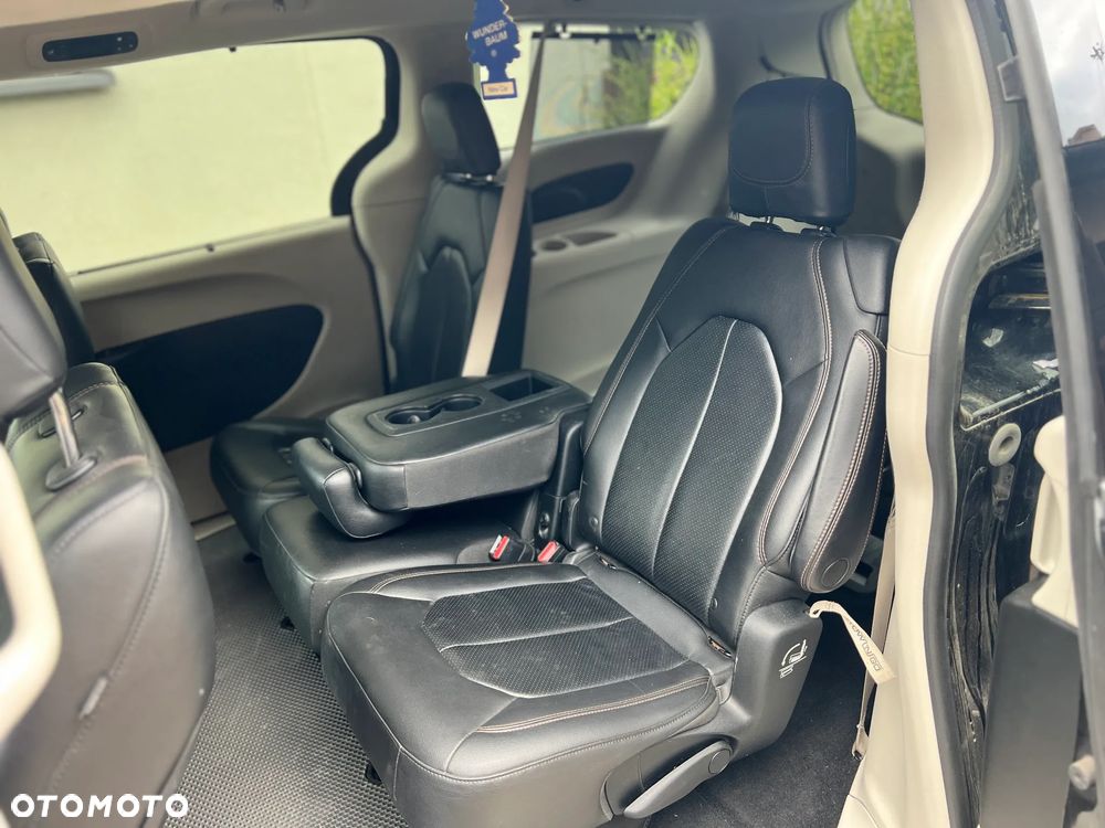 Chrysler Pacifica - 12