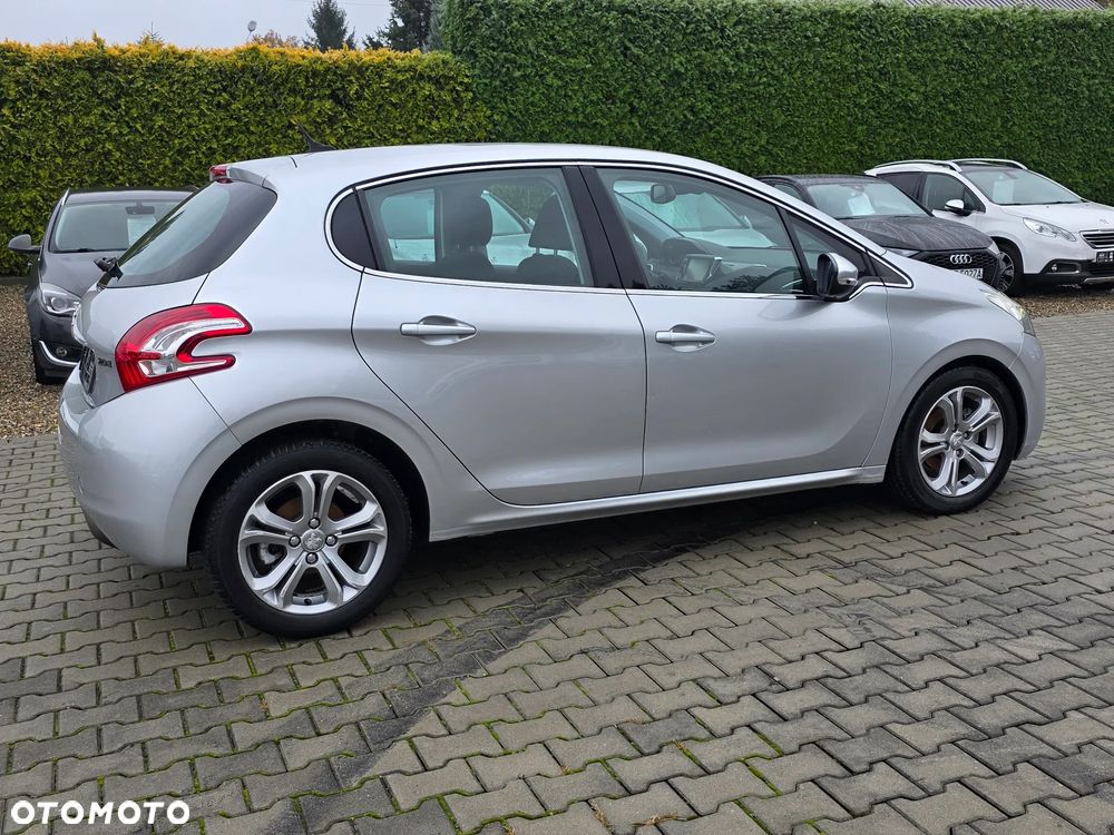 Peugeot 208 - 10