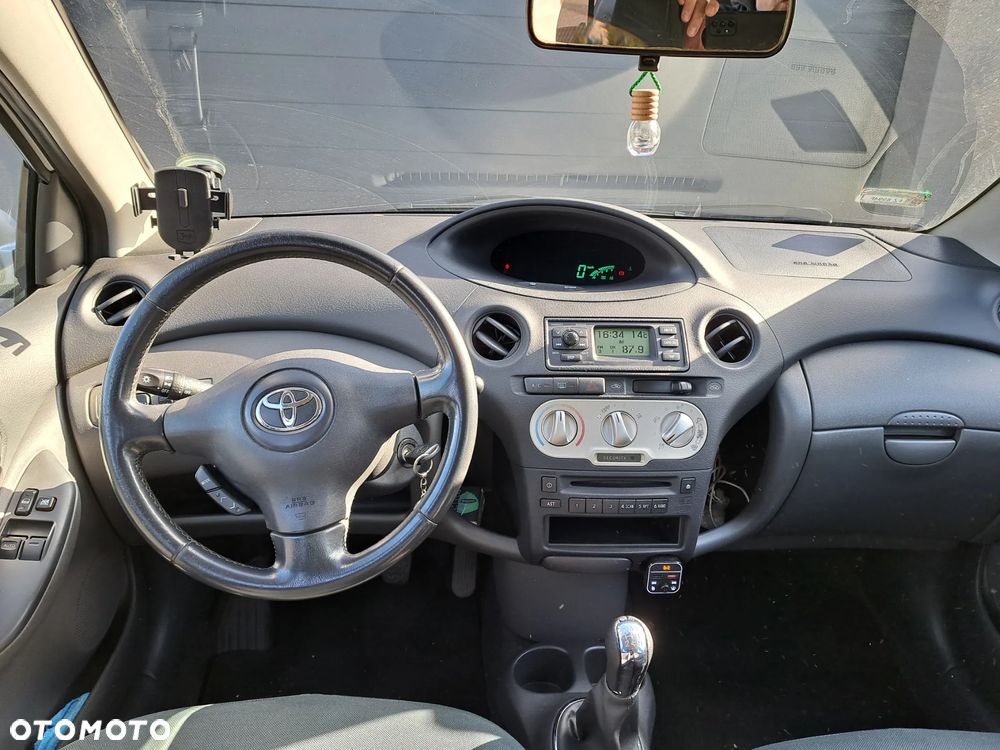 Toyota Yaris 1.3 - 7