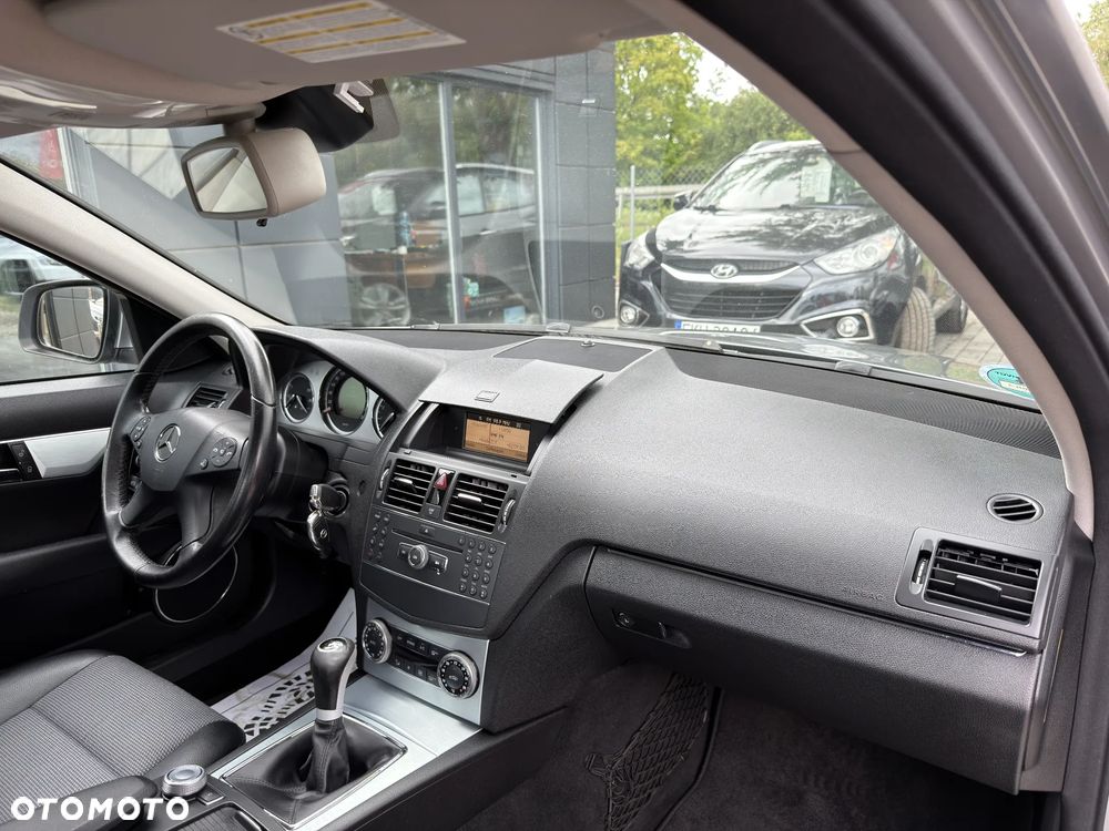 Mercedes-Benz Klasa C 180 CGI BlueEFFICIENCY Avantgarde - 16