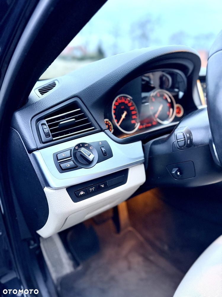 BMW Seria 5 525d xDrive - 12