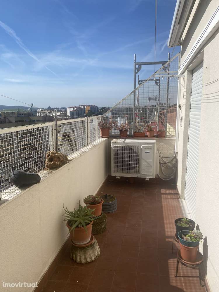 Quarto individual com mobília, vista urbana e acesso a serviços - Grande imagem: 3/24