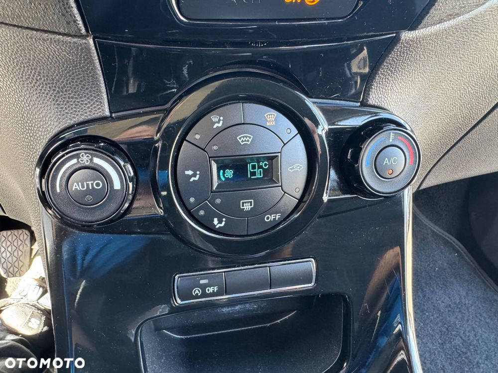 Ford Fiesta 1.0 EcoBoost S&S TITANIUM - 19