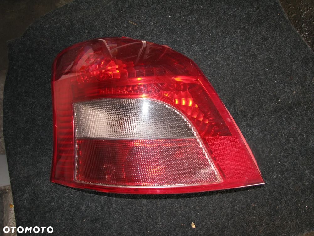 LAMPA LEWY TYŁ TOYOTA YARIS II EUROPA - 1