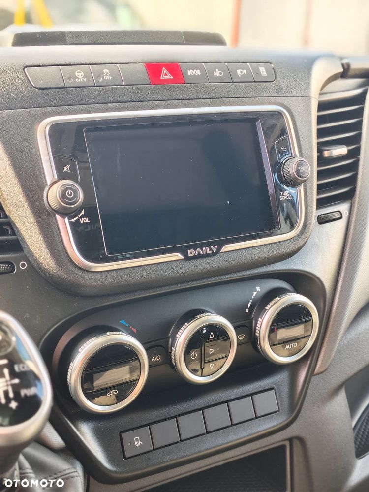 Iveco DAILY FIRANA 10EP WINDA DHOLLANDIA PLANDEKA 3.0 180KM HIMATIC AUTOMAT NAWIGACJA RADAR ASYSTENT PASA SERWIS ASO BEZWYPADKOWY ZADBANY 2024 FV23% KLIMA WEBASTO 35S18 - 19