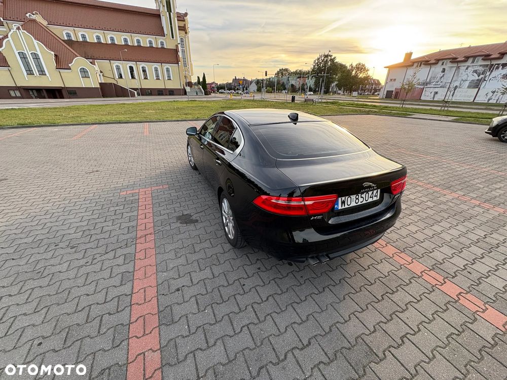 Jaguar XE 2.0 D Prestige - 8