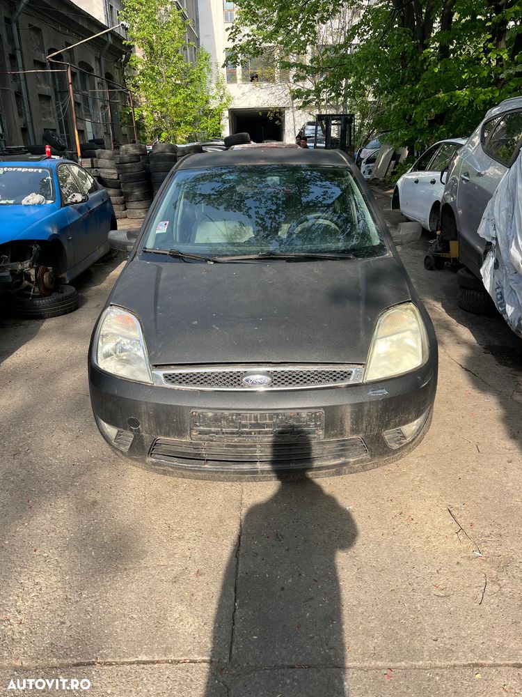 Dezmembrez Ford Fiesta MK5 non facelift negru raptor 1,4 TDCI 2003 carlig tractare - 2