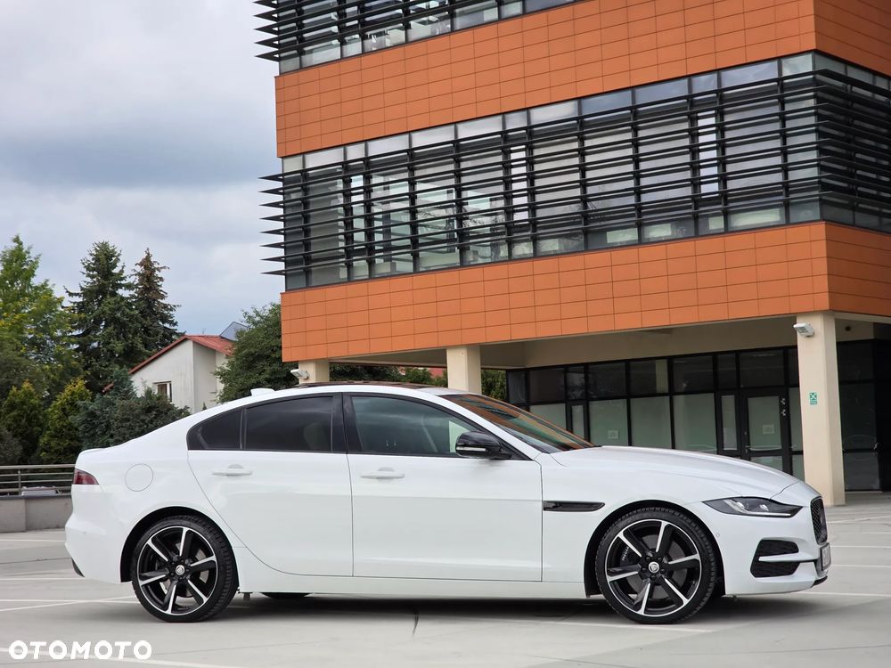 Jaguar XE 2.0 D180 R-Dynamic S - 16