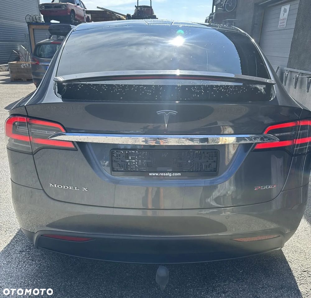Tesla Model X - 7