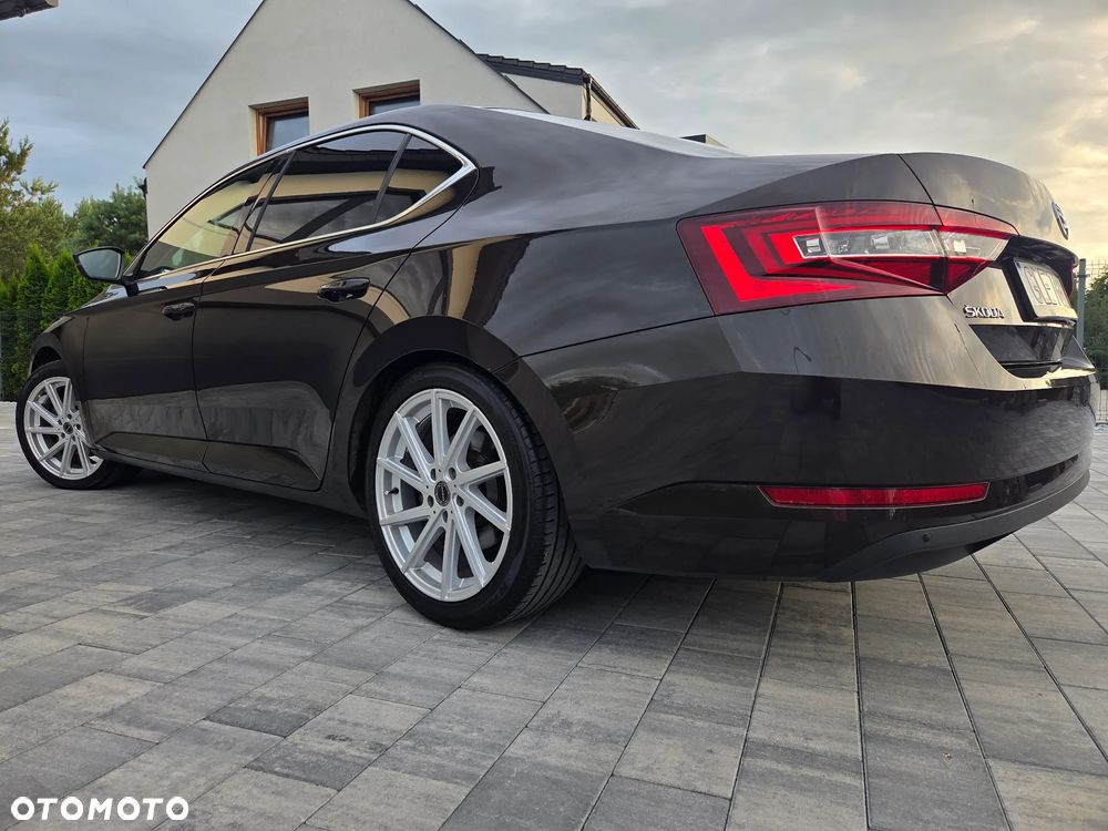 Skoda Superb 2.0 TDI DSG Premium Edition - 9