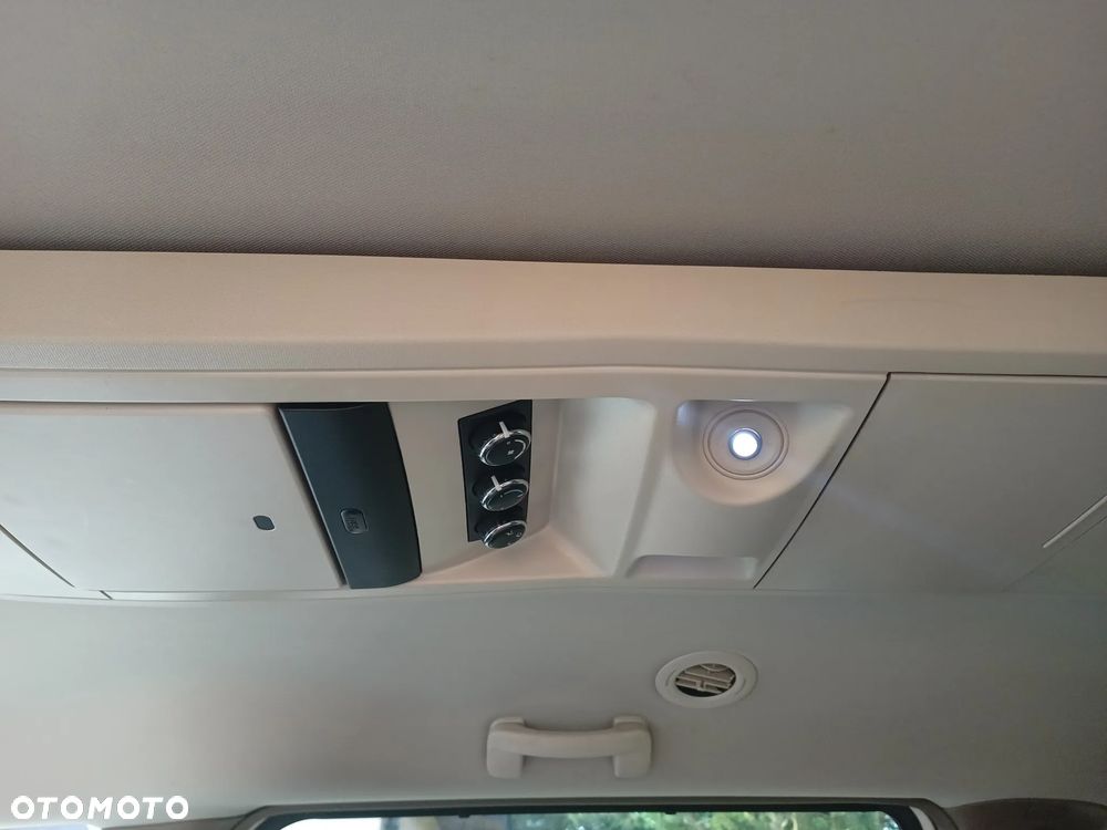 Volkswagen Routan - 19