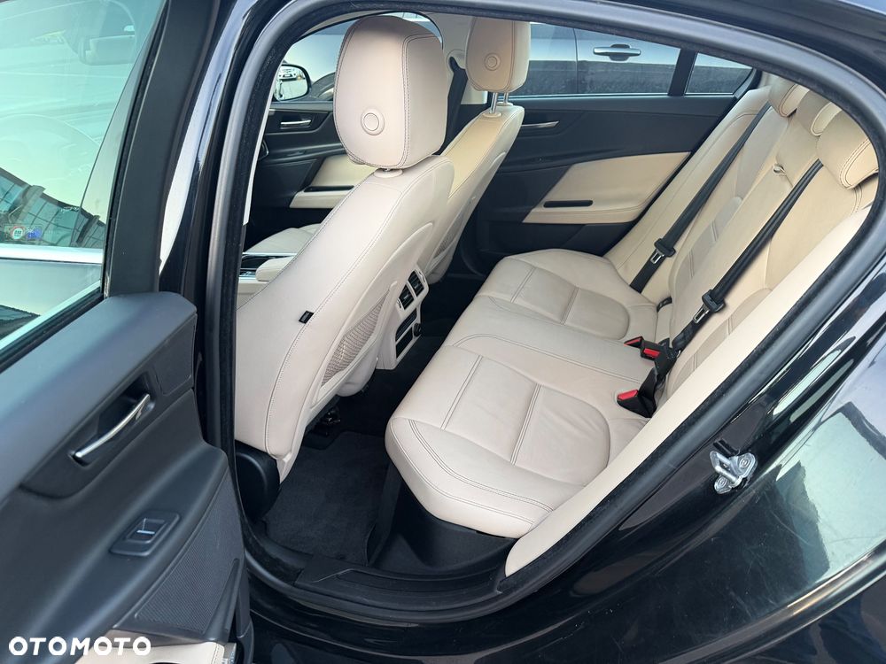 Jaguar XE 2.0 D Prestige - 9