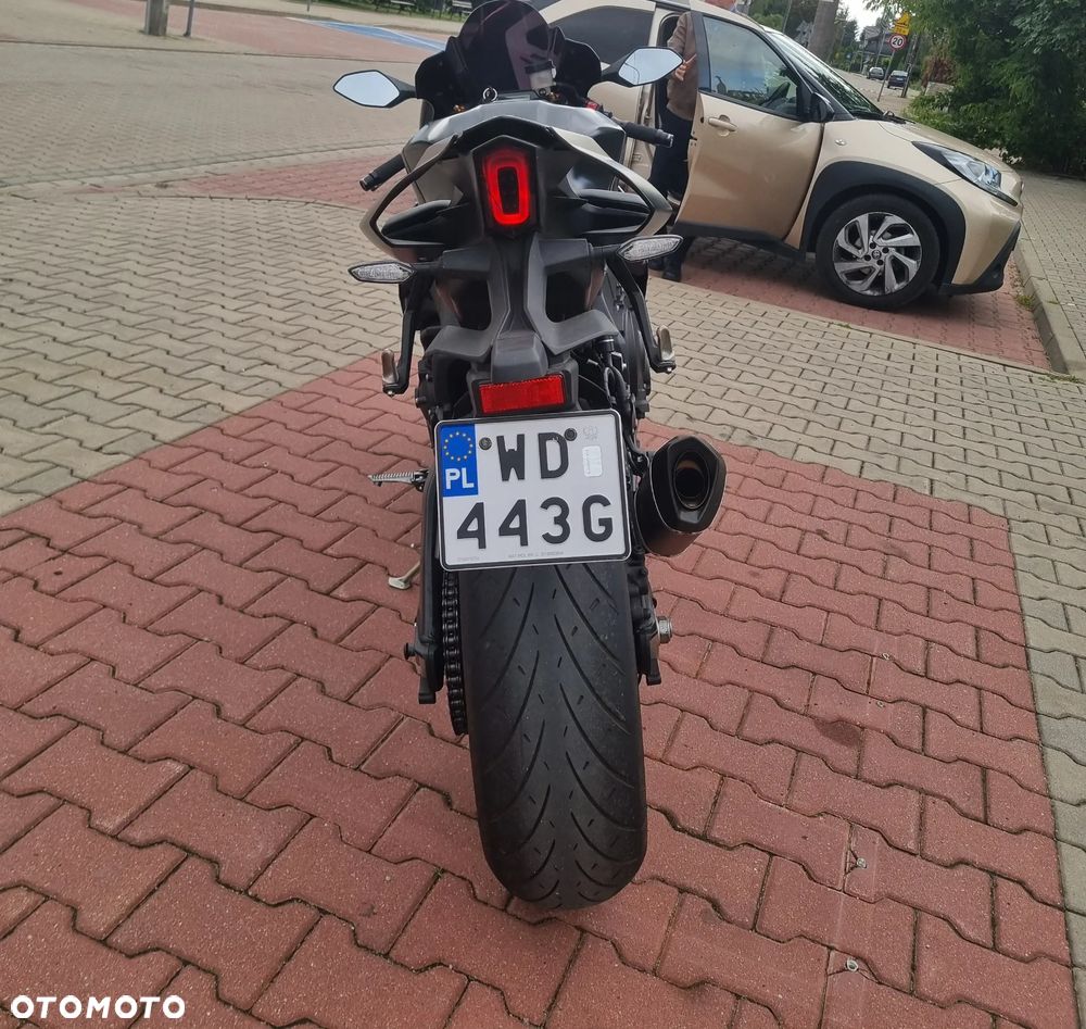 Yamaha R1 - 4