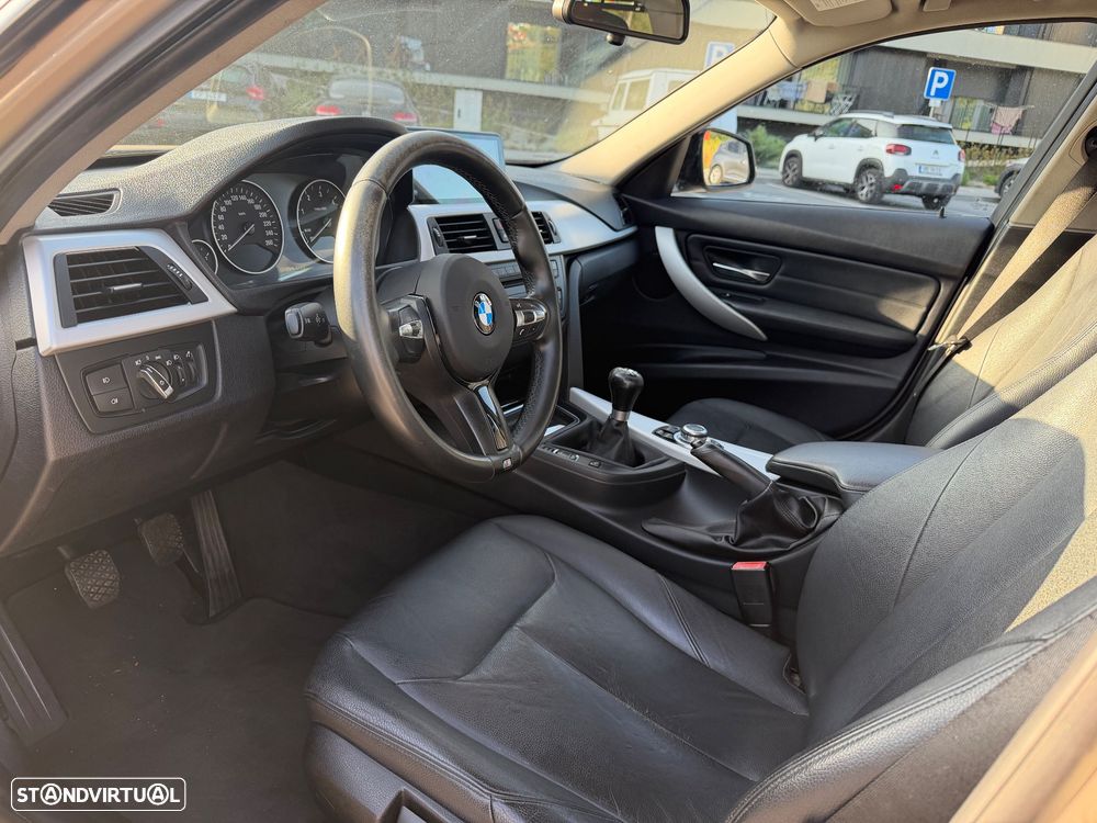 BMW 320 d Pack M - 12