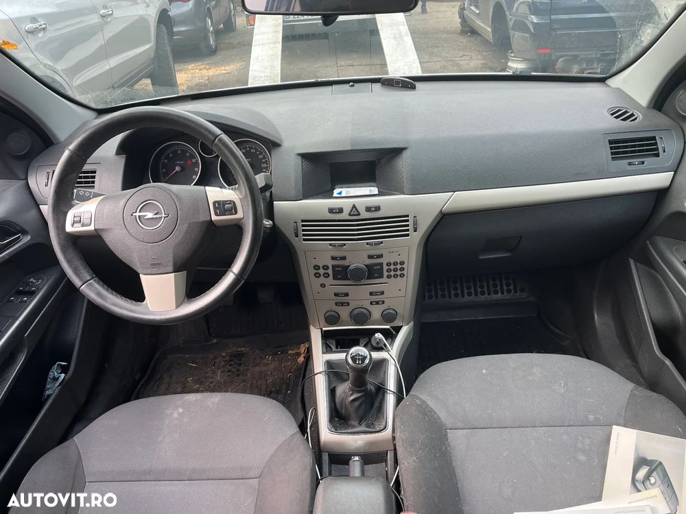 Dezmembrez Opel Astra H sedan gri argintiu Z157 1,6 benzina 2008 - 9