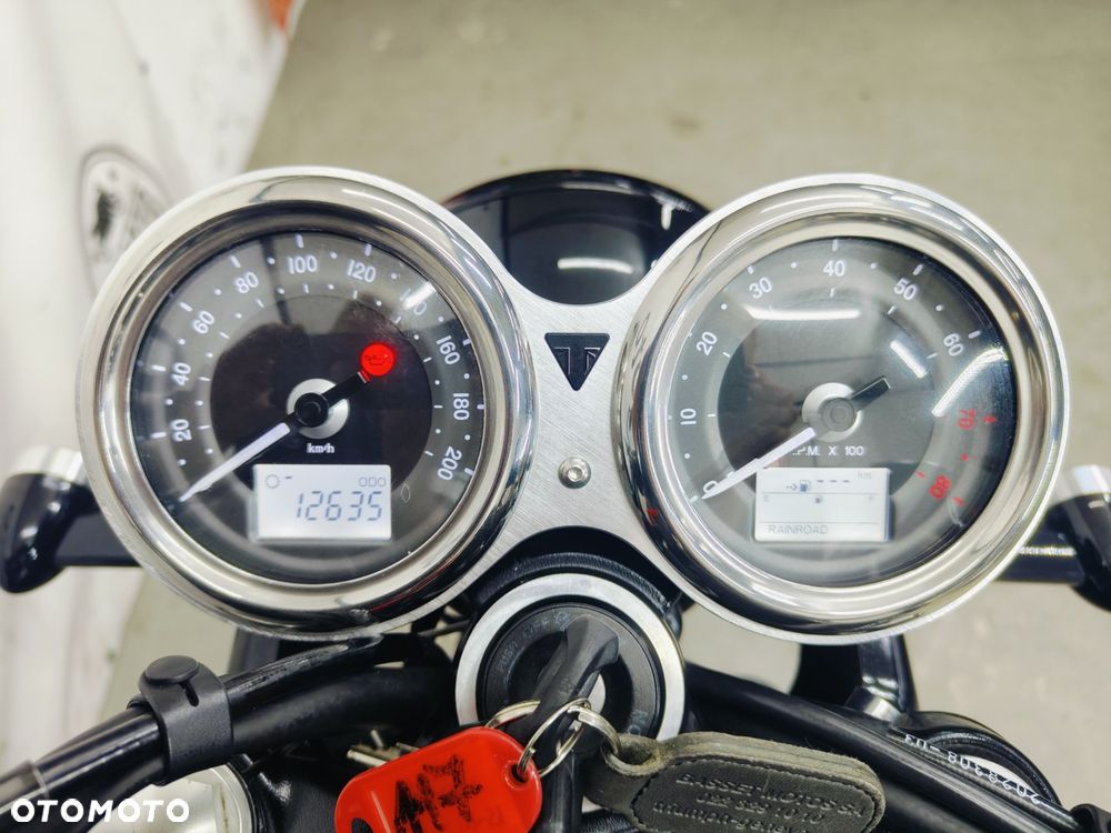 Triumph Bonneville - 17