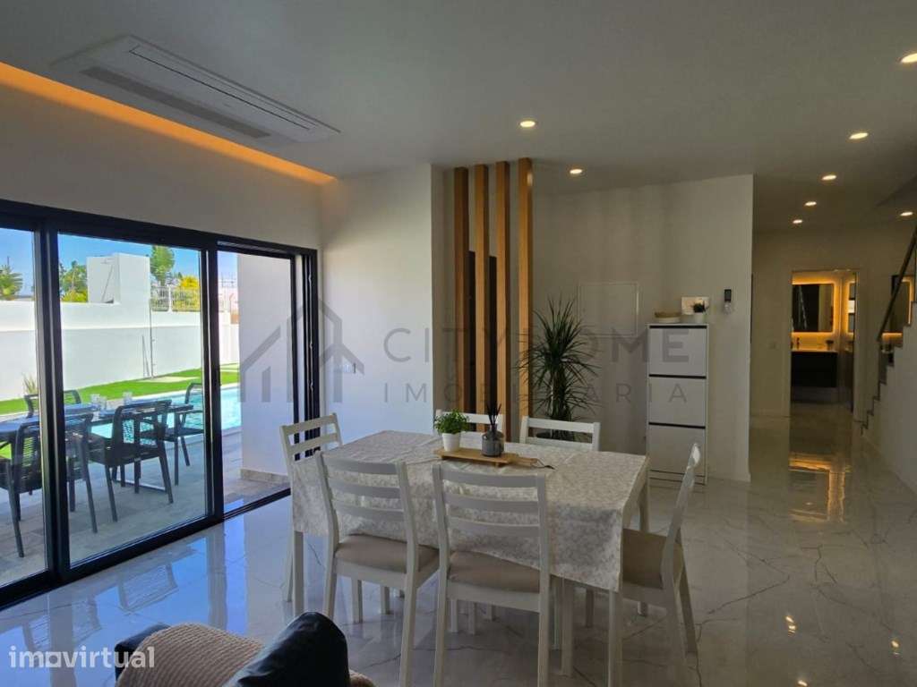 Moradia T2+1 com rooftop, piscina e vista mar - Grande imagem: 3/60