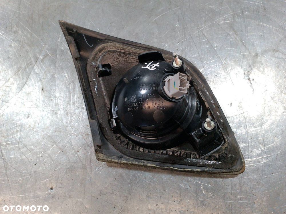 LAMPA TYLNA PRAWA W KLAPE MAZDA 3  P2913R - 3