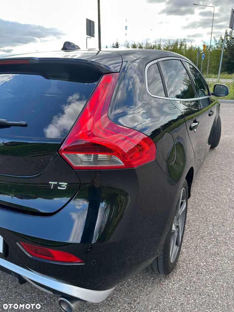 Volvo V40 T3 R Design - 9