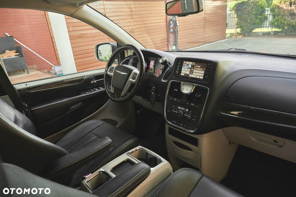 Chrysler Town & Country 3.6 Limited - 37