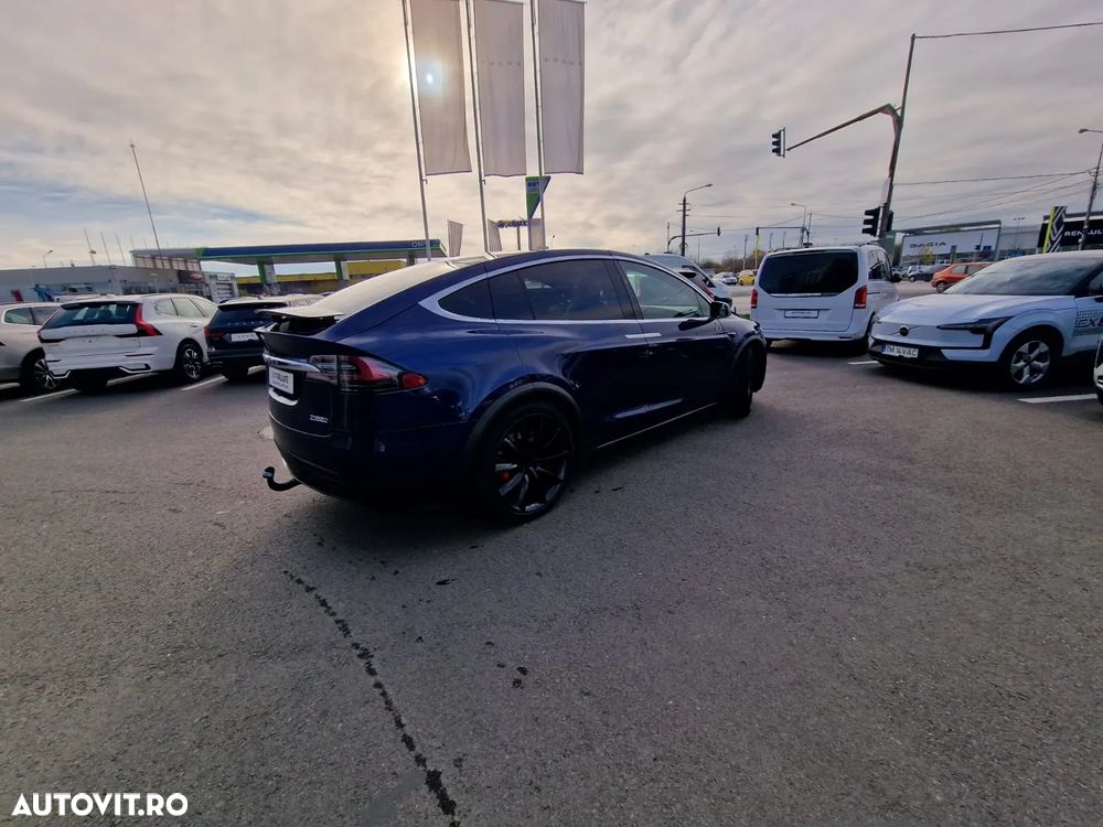 Tesla Model X - 7