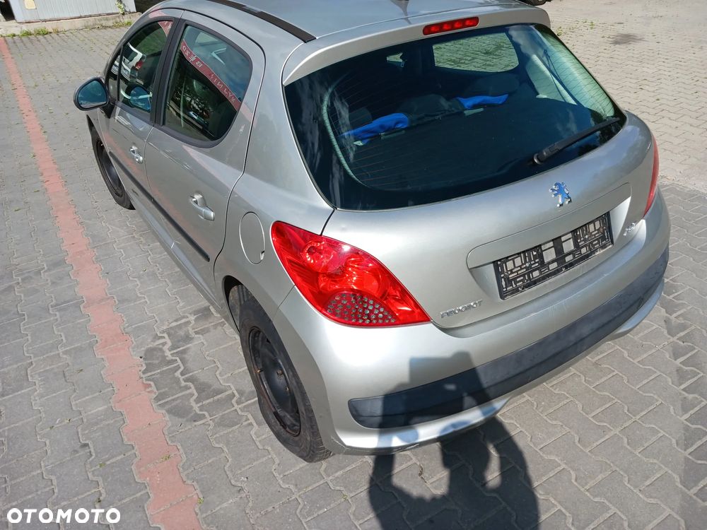 Peugeot 207 Silnik 1,4 16V VTI 70kW 95KM EP3 8FS EP3C skrzynia biegów kolektor przepustnica wtrysk listwa wtryskowa pompa wspomagania abs alternator sprężarka kompresor klimatyzacji skrzynia biegów sprzęgło drzwi ETSC srebrne klapa maska zderzak lusterko listwa klamka zamek wahacz czujnik ciśnienia doładowania mikrostyk blenda pas konsola schowek boczek drzwi fotel fotele magistrala wody podsufitka panel sterownik wyświetlacz moduł szyba czołowa poduszka kierownica manetki zwijak radio mechanizm szyb wydech tłumik mcperson zacisk hamulcowy lampa felga moduł BSM BSI lampa europa zbiorniczek rura przewód wyświetlacz NA CZĘŚCI WSZYSTKIE CZĘŚCI - 11