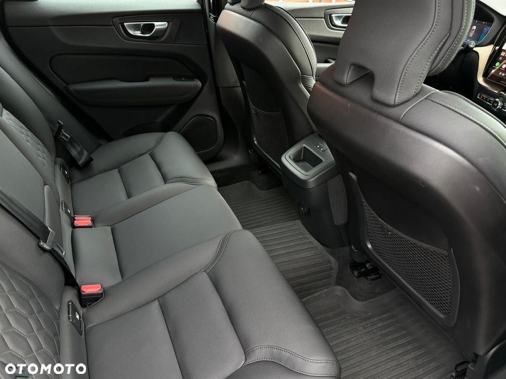 Volvo XC 60 B5 B AWD Plus Dark - 25