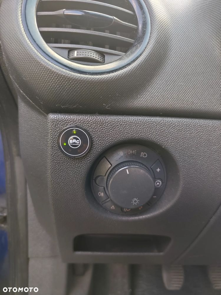 Opel Corsa 1.2 16V Essentia - 12