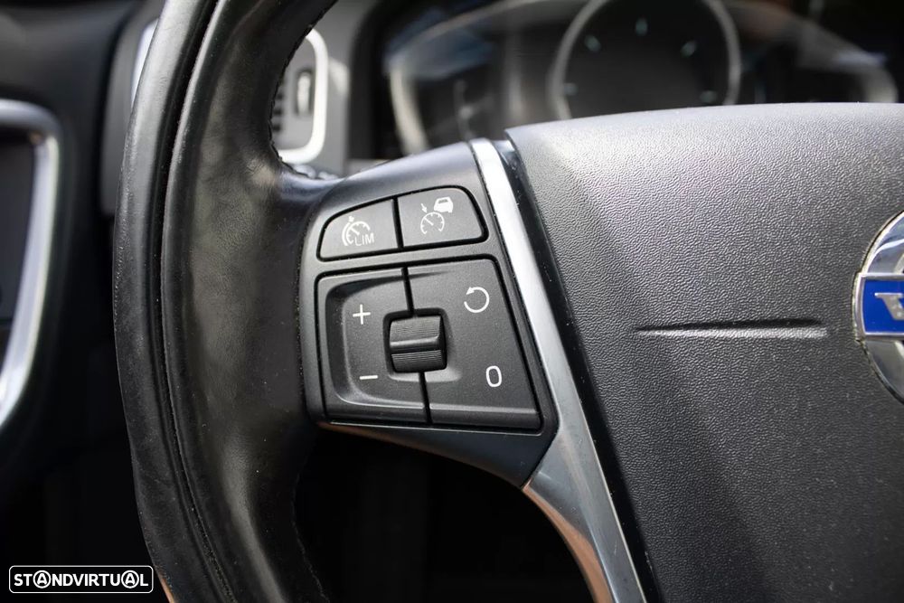 Volvo V60 D6 Plug-In-Hybrid AWD Geartronic Momentum — fotografia 24