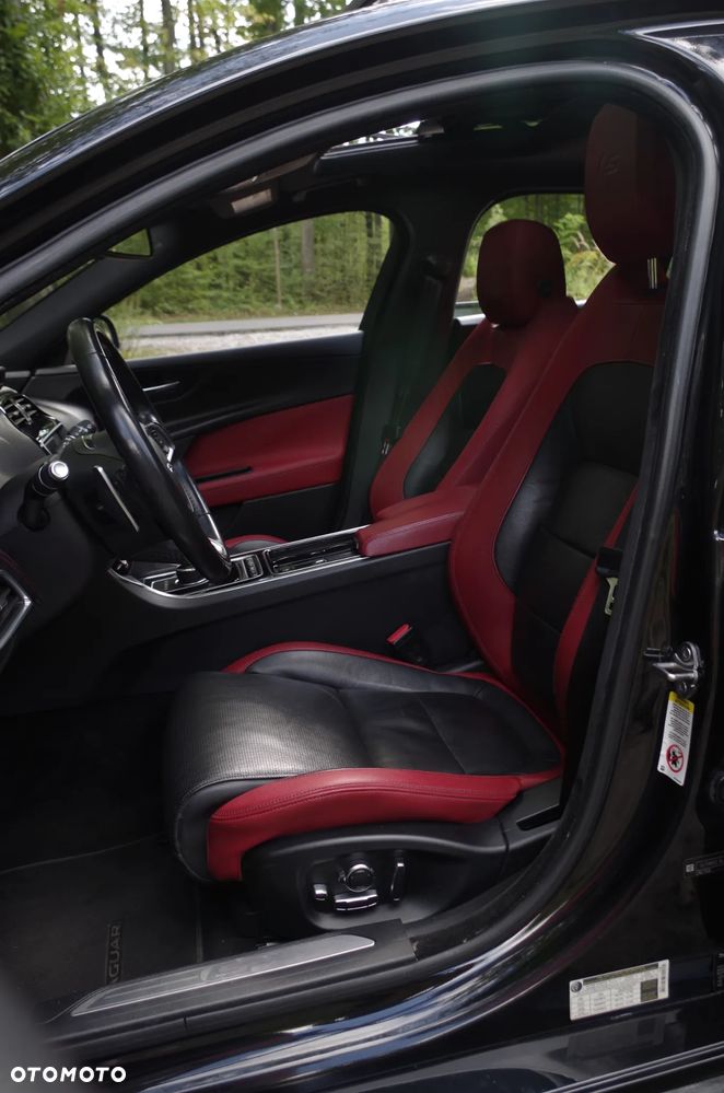 Jaguar XE S - 15
