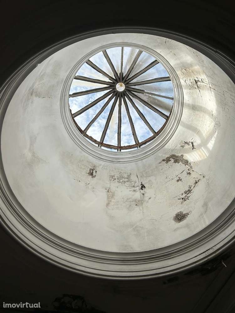 Prédio para Reabilitar na Baixa do Porto junto à Universidade Lusófona - Grande imagem: 3/24