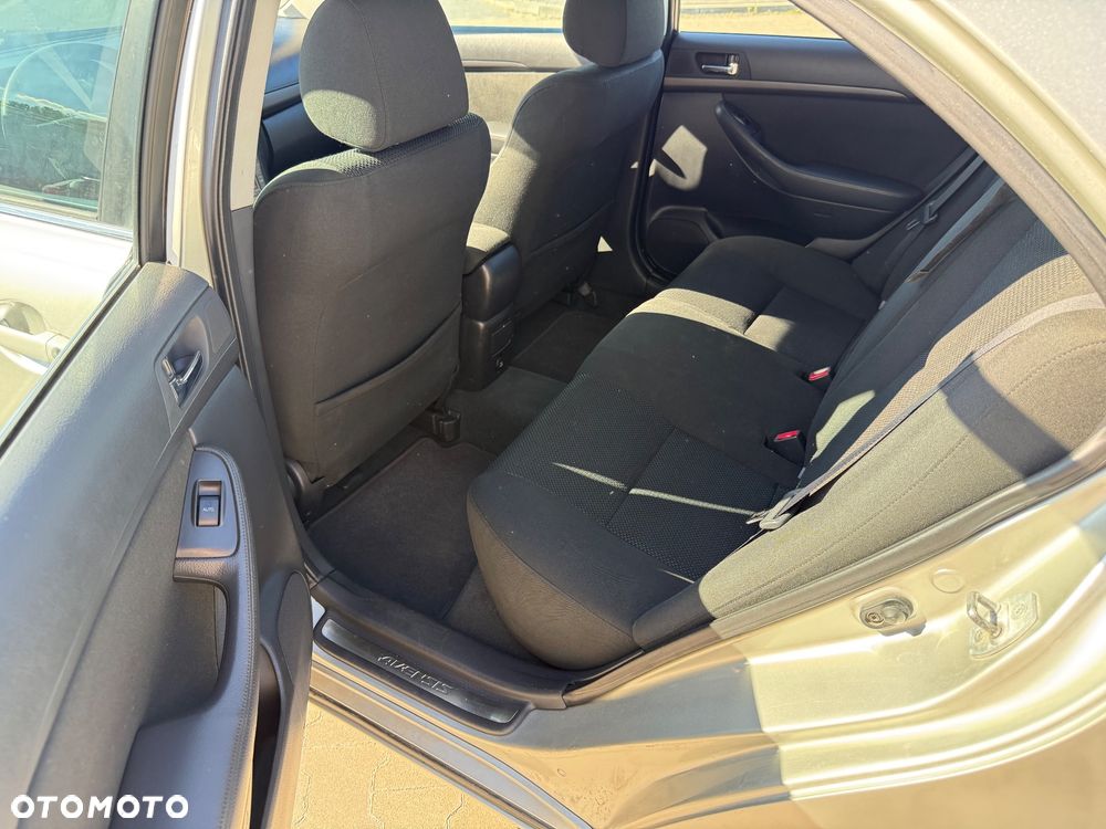 Toyota Avensis 2.0 D-4D Sol - 11