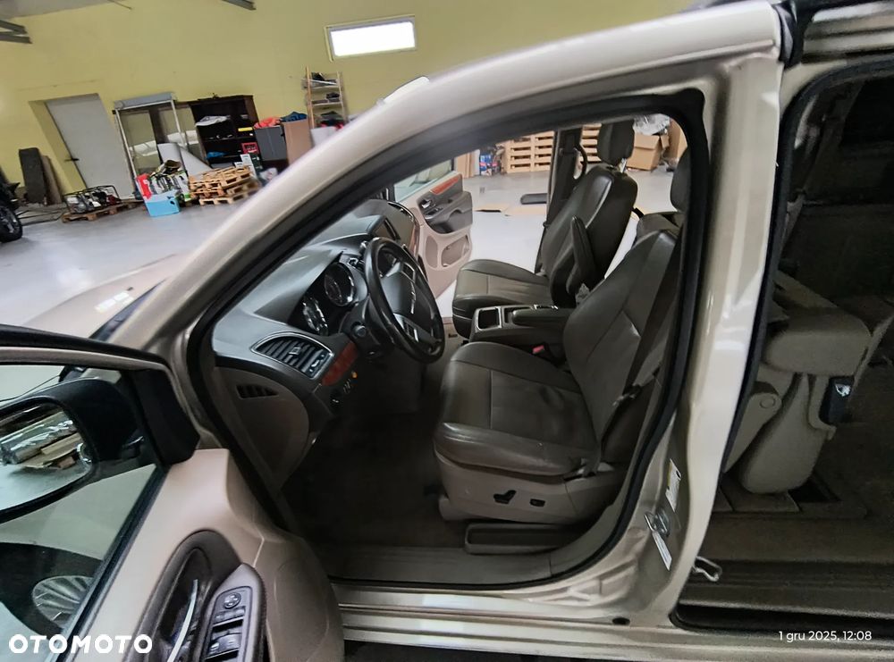 Chrysler Town & Country 3.6 Limited - 19