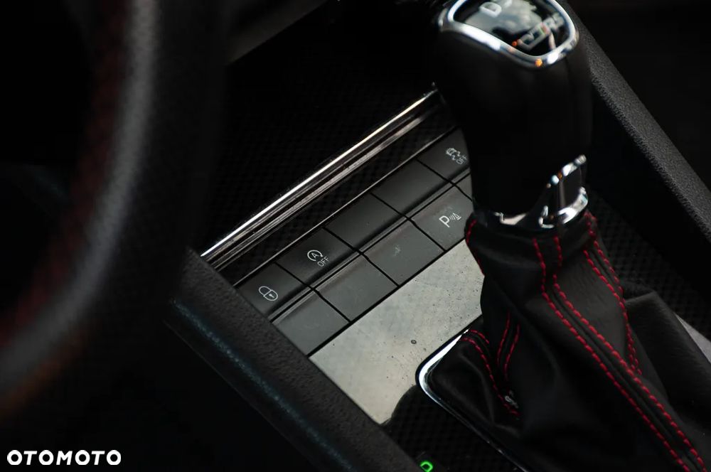 Skoda Octavia Combi 2.0 TDI DSG RS - 37