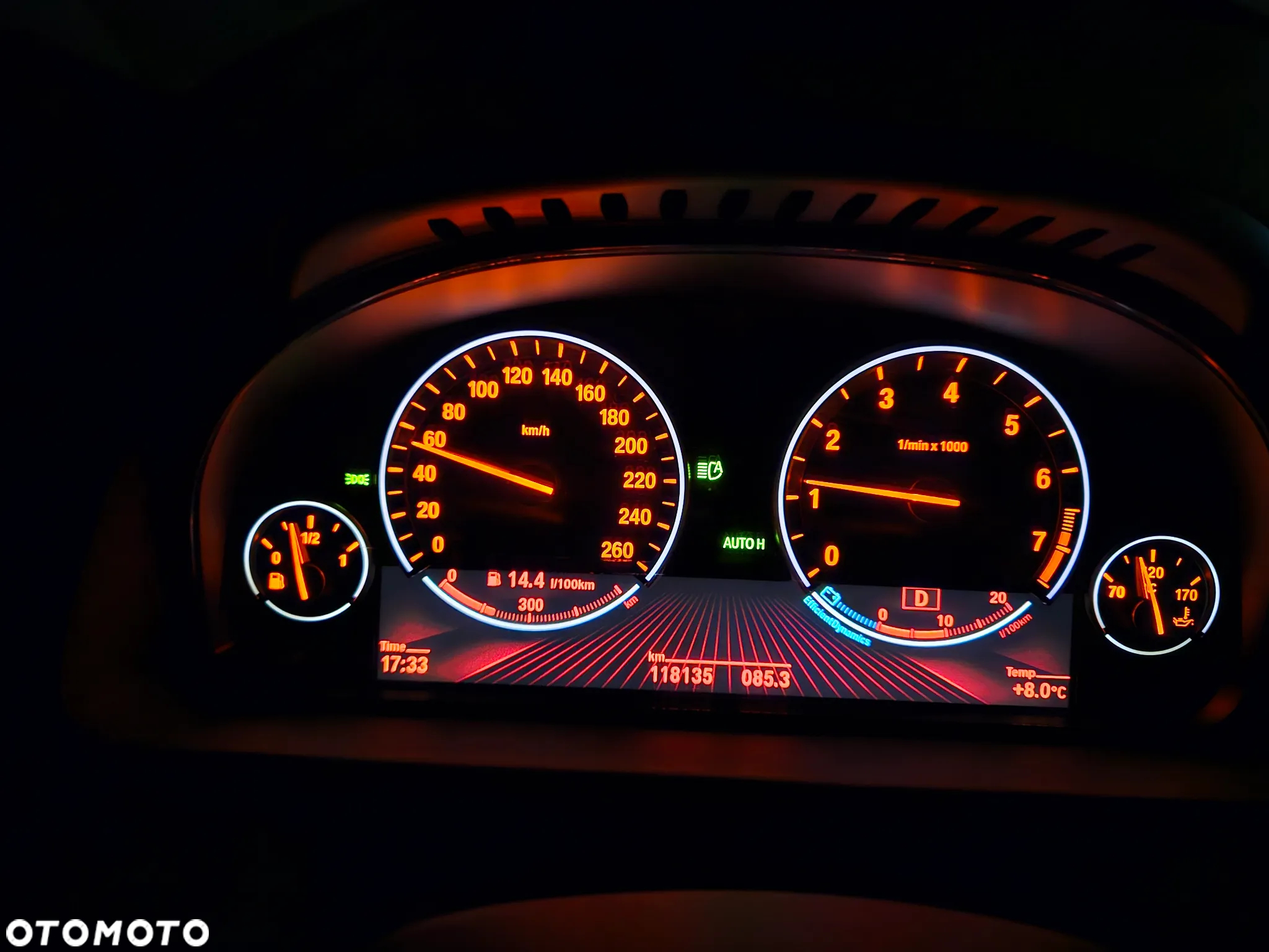 BMW Seria 5 550i - 24