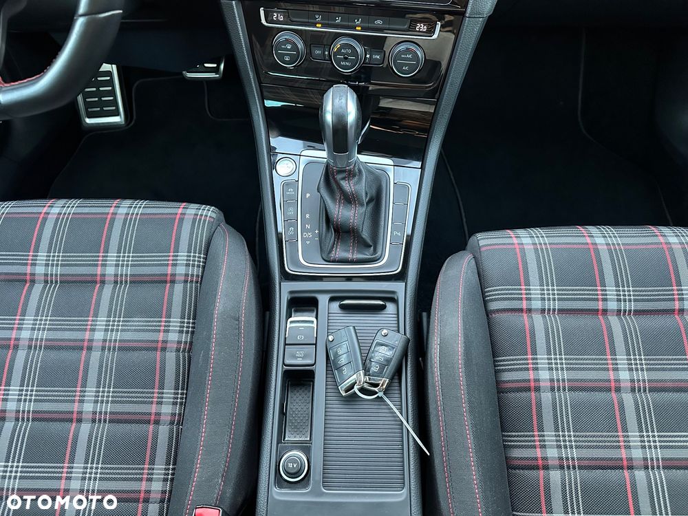 Volkswagen Golf GTI (BlueMotion Technology) DSG Performance - 18