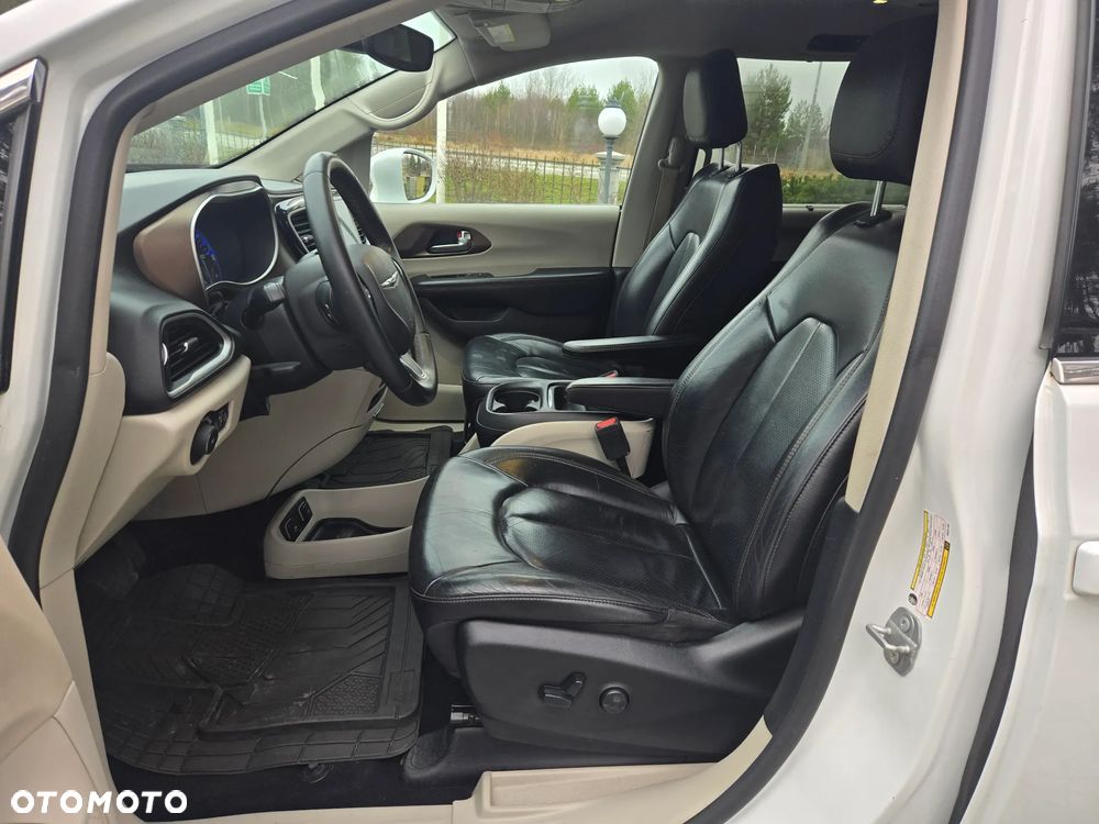 Chrysler Pacifica - 12