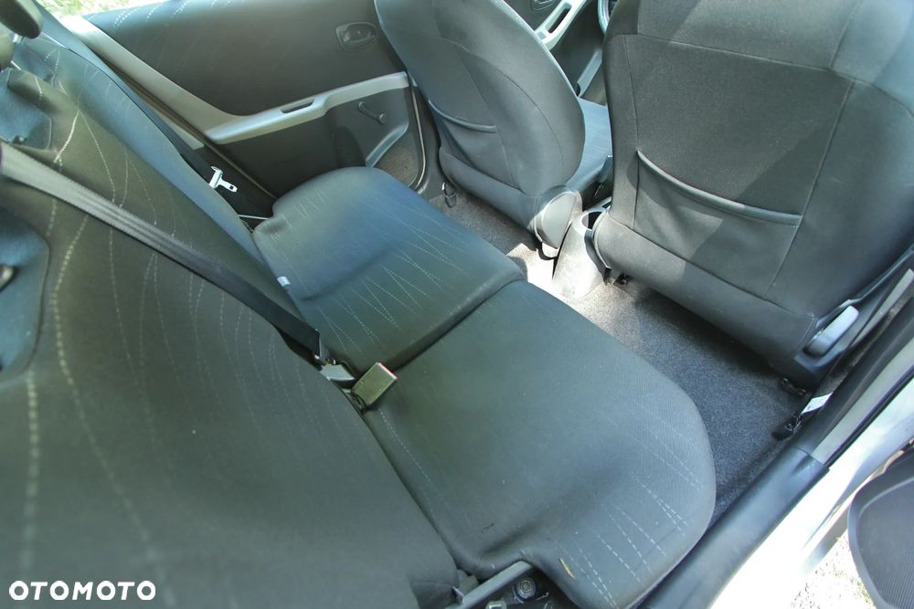 Toyota Yaris 1.3 - 7