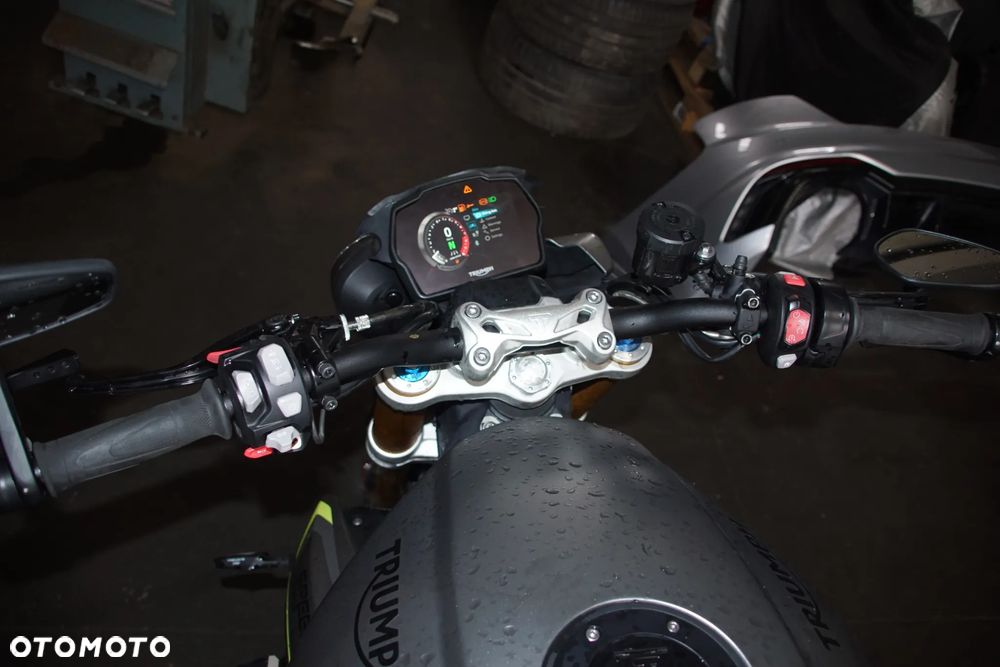 Triumph Speed Triple 1200 rs 2022 na części 692106889 SILNIK: silnik kompletny, blok silnika, głowica cylindrów, pokrywa zaworów, uszczelka głowicy, cylinder, tuleja cylindra, tłok, pierścienie tłokowe, sworzeń tłoka, korbowód, wał korbowy, panewki wału, wałek rozrządu, koło rozrządu, łańcuch rozrządu, napinacz rozrządu, ślizg rozrządu, zawór ssący, zawór wydechowy, sprężyna zaworowa, popychacz zaworu, dźwigienka zaworowa, uszczelniacz zaworowy, miska olejowa, korek spustowy oleju, pompa oleju, smok olejowy, filtr oleju, chłodnica oleju, przewód olejowy, obudowa filtra oleju, czujnik ciśnienia oleju, pokrywa alternatora, pokrywa sprzęgła, dekiel silnika, uszczelki silnika, engine assembly, engine block, cylinder head, valve cover, piston, piston rings, connecting rod, crankshaft, camshaft, timing chain, oil pump.  UKŁAD PALIWOWY I DOLOTOWY: zbiornik paliwa, bak paliwa, korek wlewu paliwa, pompa paliwa, kosz pompy paliwa, filtr paliwa, przewód paliwowy, listwa wtryskowa, wtryskiwacz, regulator ciśnienia paliwa, przepustnica, korpus przepustnicy, silniczek krokowy, czujnik położenia przepustnicy TPS, manetka gazu, rolgaz, elektroniczny gaz ride-by-wire, airbox, obudowa filtra powietrza, filtr powietrza, króciec dolotowy, kolektor dolotowy, czujnik temperatury powietrza, czujnik ciśnienia MAP, fuel tank, fuel pump, fuel injector, throttle body, air filter.  SPRZĘGŁO I SKRZYNIA BIEGÓW: kosz sprzęgłowy, piasta sprzęgła, tarcze sprzęgłowe, przekładki sprzęgła, sprężyny sprzęgła, docisk sprzęgła, pompa sprzęgła, wysprzęglik, przewód sprzęgła, klamka sprzęgła, skrzynia biegów, wałek sprzęgłowy, wałek zdawczy, koła zębate skrzyni, wodzik zmiany biegów, bęben zmiany biegów, czujnik biegu, dźwignia zmiany biegów, cięgno zmiany biegów, quickshifter, czujnik quickshiftera, clutch basket, clutch plates, gearbox, transmission shaft, gear selector drum, shift fork.  NAPĘD TYLNEGO KOŁA: zębatka przednia, zębatka tylna, łańcuch napędowy, spinka łańcucha, napinacz łańcucha, prowadnica łańcucha, osłona łańcucha, guma zabieraka, zabierak zębatki, mocowanie zębatki, front sprocket, rear sprocket, drive chain, chain adjuster, chain guide, chain guard, sprocket carrier.  UKŁAD WYDECHOWY: kolektory wydechowe, rury wydechowe, tłumik końcowy, tłumik środkowy, katalizator, osłona tłumika, zawór wydechowy, silniczek zaworu wydechowego, linki zaworu wydechowego, sonda lambda, uszczelka kolektora, obejma wydechu, mocowanie tłumika, exhaust headers, muffler, silencer, catalytic converter, exhaust valve, oxygen sensor, heat shield.  UKŁAD CHŁODZENIA: chłodnica, wentylator chłodnicy, osłona chłodnicy, korek chłodnicy, zbiorniczek wyrównawczy, pompa wody, termostat, obudowa termostatu, przewód chłodnicy, wąż układu chłodzenia, króciec wody, czujnik temperatury płynu, radiator, radiator fan, coolant reservoir, water pump, thermostat, coolant hose.  ZAWIESZENIE PRZEDNIE: lagi przednie, widelec przedni, goleń widelca, rura nośna, dolna półka, górna półka, sztyca widelca, uszczelniacz lagi, uszczelniacz przeciwpyłowy, sprężyna widelca, kartridż amortyzatora, regulator tłumienia, korek lagi, olej do lag, amortyzator skrętu, steering damper, front fork, fork tube, fork seal, fork cartridge, triple clamp, upper yoke, lower yoke.  ZAWIESZENIE TYLNE: amortyzator tylny, sprężyna amortyzatora, wahacz jednoramienny, oś wahacza, łożysko wahacza, kiwak zawieszenia, łącznik amortyzatora, regulator napięcia wstępnego, mocowanie amortyzatora, rear shock, shock absorber, single-sided swingarm, swingarm pivot, suspension linkage.  UKŁAD HAMULCOWY: zacisk hamulcowy przedni lewy, zacisk hamulcowy przedni prawy, zacisk hamulcowy tylny, jarzmo zacisku, tłoczek hamulcowy, zestaw naprawczy zacisku, klocki hamulcowe przednie, klocki hamulcowe tylne, tarcza hamulcowa przednia, tarcza hamulcowa tylna, pompa hamulcowa przednia, pompa hamulcowa tylna, przewód hamulcowy, przewód w oplocie, zbiorniczek płynu hamulcowego, klamka hamulca, pedał hamulca, czujnik światła stop, moduł ABS, pompa ABS, czujnik ABS, pierścień ABS, front brake caliper, rear brake caliper, brake pads, brake disc, brake rotor, brake master cylinder.  KOŁA I OPONY: felga przednia, felga tylna, koło przednie, koło tylne, oś koła przedniego, oś koła tylnego, dystans koła, łożysko koła, uszczelniacz koła, piasta koła, nakrętka tylnego koła, zawór opony, czujnik ciśnienia TPMS, opona przednia, opona tylna, front wheel, rear wheel, wheel rim, wheel axle, wheel bearing, wheel hub, tire, tyre, TPMS sensor.  KIEROWNICA I STEROWANIE: kierownica, mocowanie kierownicy, riser kierownicy, lewa manetka, prawa manetka, ciężarki kierownicy, końcówki kierownicy, lusterko lewe, lusterko prawe, uchwyt lusterka, klamka sprzęgła, klamka hamulca, przełącznik zespolony lewy, przełącznik zespolony prawy, rolgaz, stacyjka, antena stacyjki, amortyzator skrętu, handlebar, handlebar clamp, grip, bar end, rear-view mirror, switchgear, ignition switch.  RAMA I PODWOZIE: rama główna, rama tylna, subframe, wspornik ramy, mocowanie silnika, śruba mocowania silnika, crash pad, slider ramy, osłona ramy, stopka boczna, czujnik stopki bocznej, sprężyna stopki, uchwyt tablicy rejestracyjnej, mocowanie podnóżka, podnóżek kierowcy lewy, podnóżek kierowcy prawy, podnóżek pasażera lewy, podnóżek pasażera prawy, set podnóżków, rearset, frame, rear subframe, engine mount, crash protector, side stand, footpeg.  OWIEWKI I NADWOZIE: owiewka przednia, owiewka boczna lewa, owiewka boczna prawa, owiewka tylna, boczek lewy, boczek prawy, osłona chłodnicy, osłona silnika, belly pan, pług pod silnik, błotnik przedni, błotnik tylny, nadkole, hugger, przednia szyba, szyba sportowa, deflektor, wlot powietrza, osłona ramy, osłona wahacza, osłona karbonowa, carbon cover, fairing, side panel, front fender, rear fender, windscreen, radiator cover.  SIEDZENIE I TYLNA CZĘŚĆ: siedzenie kierowcy, siedzenie pasażera, kanapa, zamek siedzenia, linka zamka siedzenia, uchwyt pasażera, ogon motocykla, stelaż tylny, wypełnienie zadupka, osłona siedzenia, seat cowl, rider seat, passenger seat, seat lock, tail section.  ELEKTRYKA I ELEKTRONIKA: wiązka elektryczna główna, wiązka przednia, wiązka tylna, sterownik silnika ECU, moduł zapłonowy, regulator napięcia, alternator, stator, rotor alternatora, rozrusznik, przekaźnik rozrusznika, akumulator, skrzynka bezpieczników, bezpiecznik, przekaźnik, cewka zapłonowa, świeca zapłonowa, fajka świecy, przewód masowy, złącze elektryczne, gniazdo USB, immobilizer, antena immobilizera, czujnik przechyłu, czujnik położenia wału, czujnik położenia wałka, czujnik prędkości, czujnik temperatury, czujnik ciśnienia, wiring harness, ECU, voltage regulator, alternator, starter motor, starter relay, battery, fuse box, ignition coil, spark plug.  OŚWIETLENIE I ZEGARY: reflektor przedni, lampa przednia LED, światło mijania, światło drogowe, moduł reflektora, kierunkowskaz przedni lewy, kierunkowskaz przedni prawy, kierunkowskaz tylny lewy, kierunkowskaz tylny prawy, lampa tylna, światło stop, lampka tablicy rejestracyjnej, licznik, zegary, wyświetlacz TFT, panel wskaźników, obudowa licznika, czujnik poziomu paliwa, headlight, LED headlamp, tail light, brake light, turn signal, indicator, instrument cluster, dashboard, TFT display.  SYSTEMY ELEKTRONICZNE: moduł kontroli trakcji, traction control, czujnik IMU, moduł ride-by-wire, tempomat, przełącznik tempomatu, quickshifter up and down, moduł ABS, czujnik kąta pochylenia, moduł Bluetooth, antena, moduł bezkluczykowy, keyless module, kluczyk, pilot, immobilizer key, przełącznik trybów jazdy, riding mode switch.  ŚRUBY, ŁOŻYSKA I DROBNE CZĘŚCI: komplet śrub, śruba owiewki, nakrętka osi, tuleja dystansowa, podkładka, spinka, zatrzask, kołek montażowy, guma mocująca, silentblock, obejma, uchwyt przewodu, łożysko główki ramy, łożysko igiełkowe, łożysko kulkowe, simmering, uszczelka, oring, zestaw naprawczy, - 5
