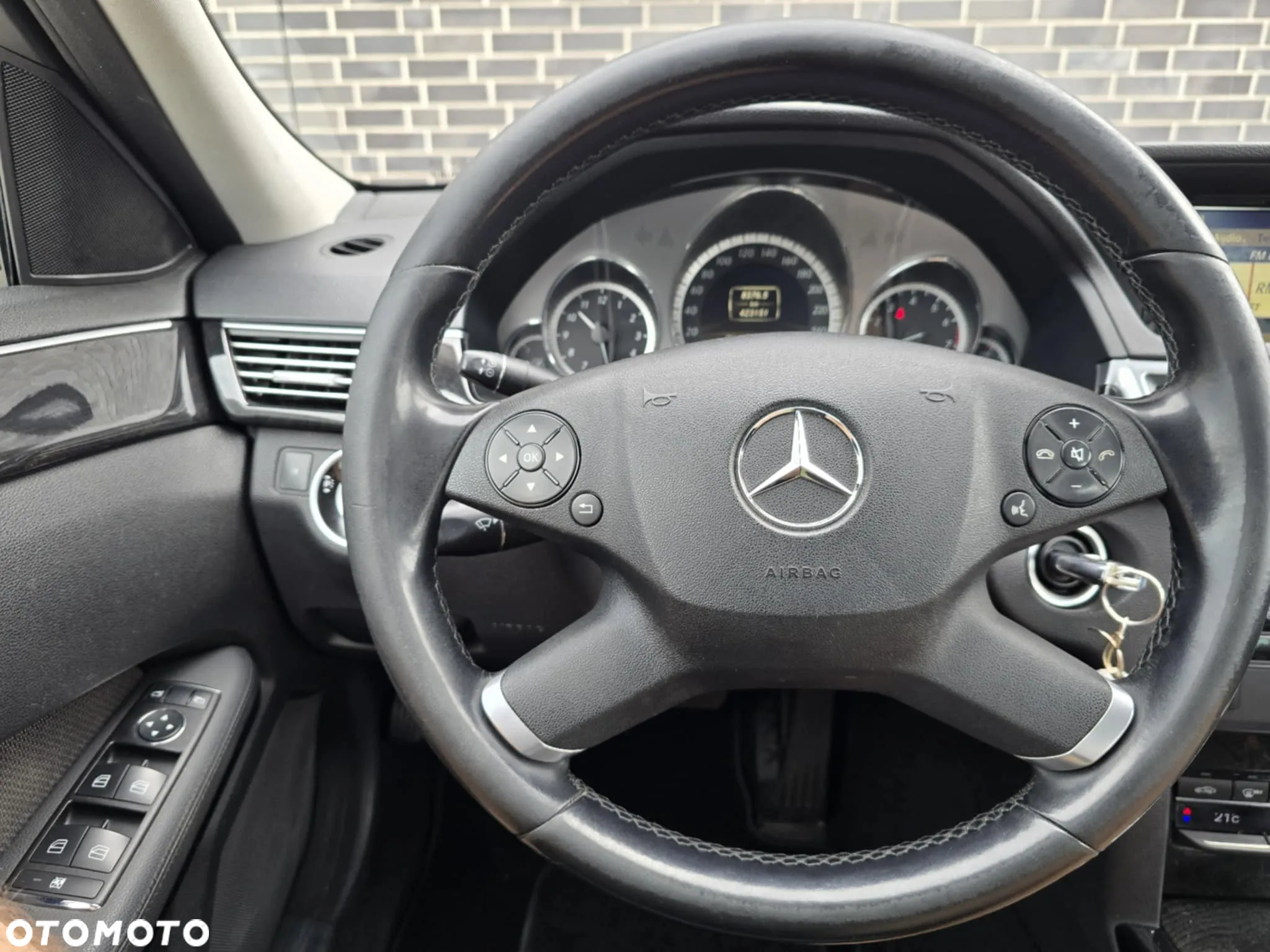 Mercedes-Benz Klasa E 200 T BlueEFFICIENCY 7G-TRONIC Avantgarde - 28