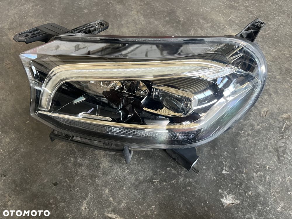 Lampa przednia lewa Mercedes W470 X-KLASA - 1
