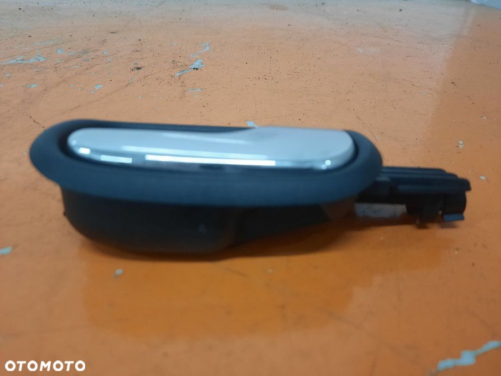 ### AUDI A4 B5 94-99 KLAMKA WEWNĘTRZNA PRAWA TYLNIA  DRZWI 8D0839020 - 2