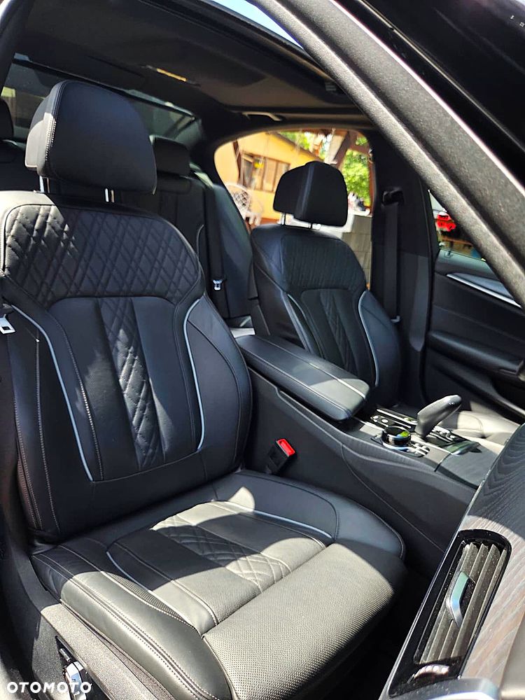 BMW Seria 5 M550i xDrive sport - 23
