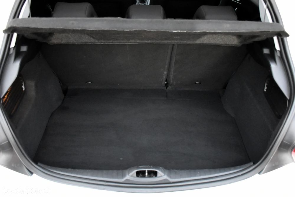Peugeot 208 - 8