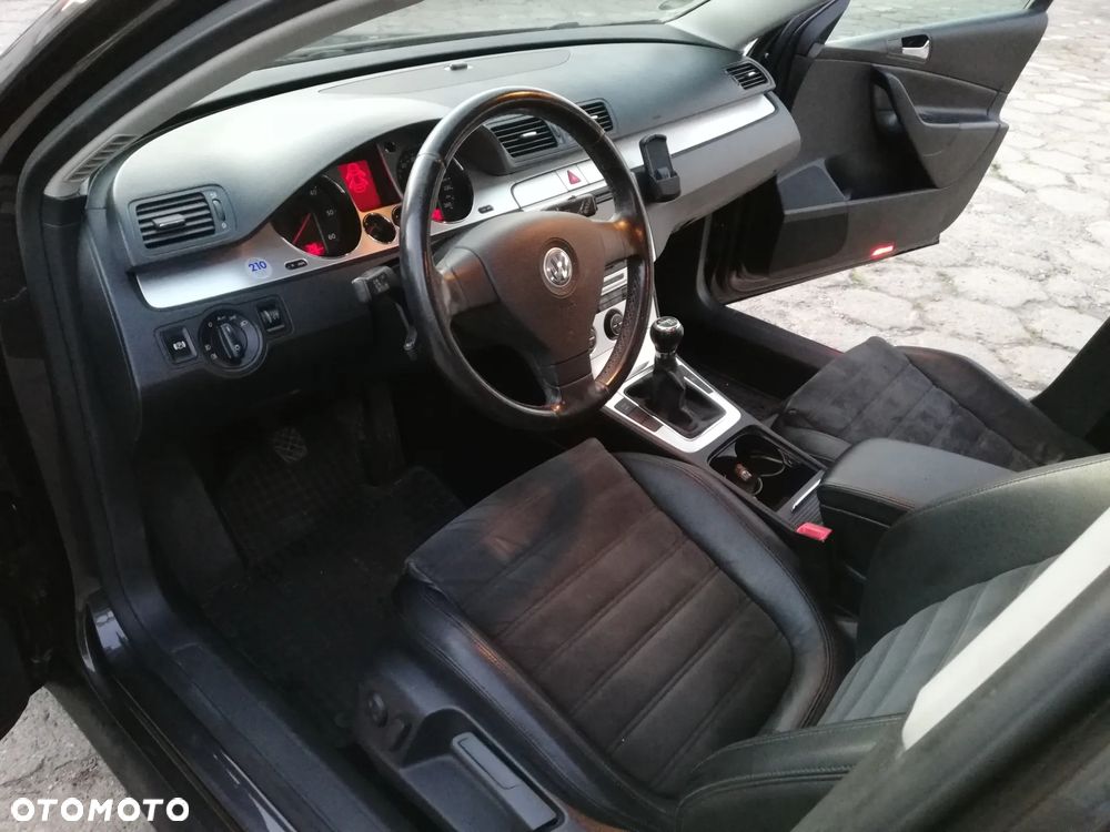 Volkswagen Passat 2.0 TDI Highline - 16