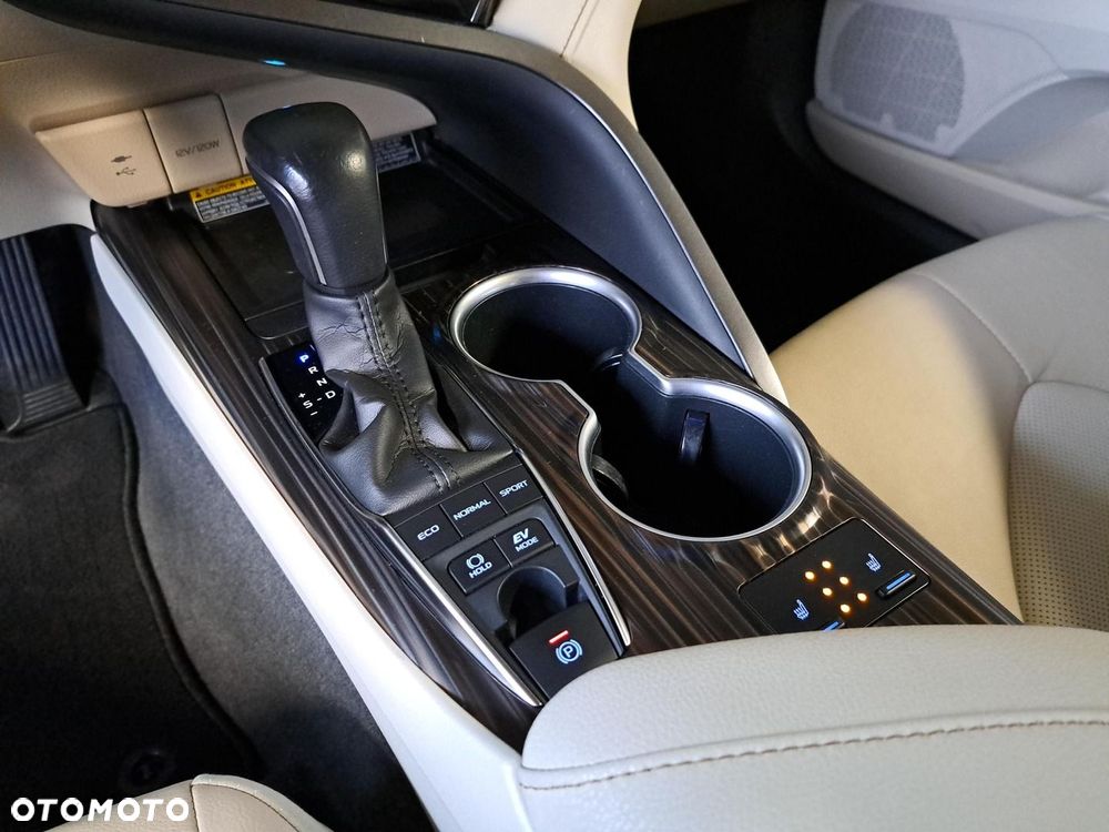 Toyota Camry 2.5 Hybrid Executive CVT - 27