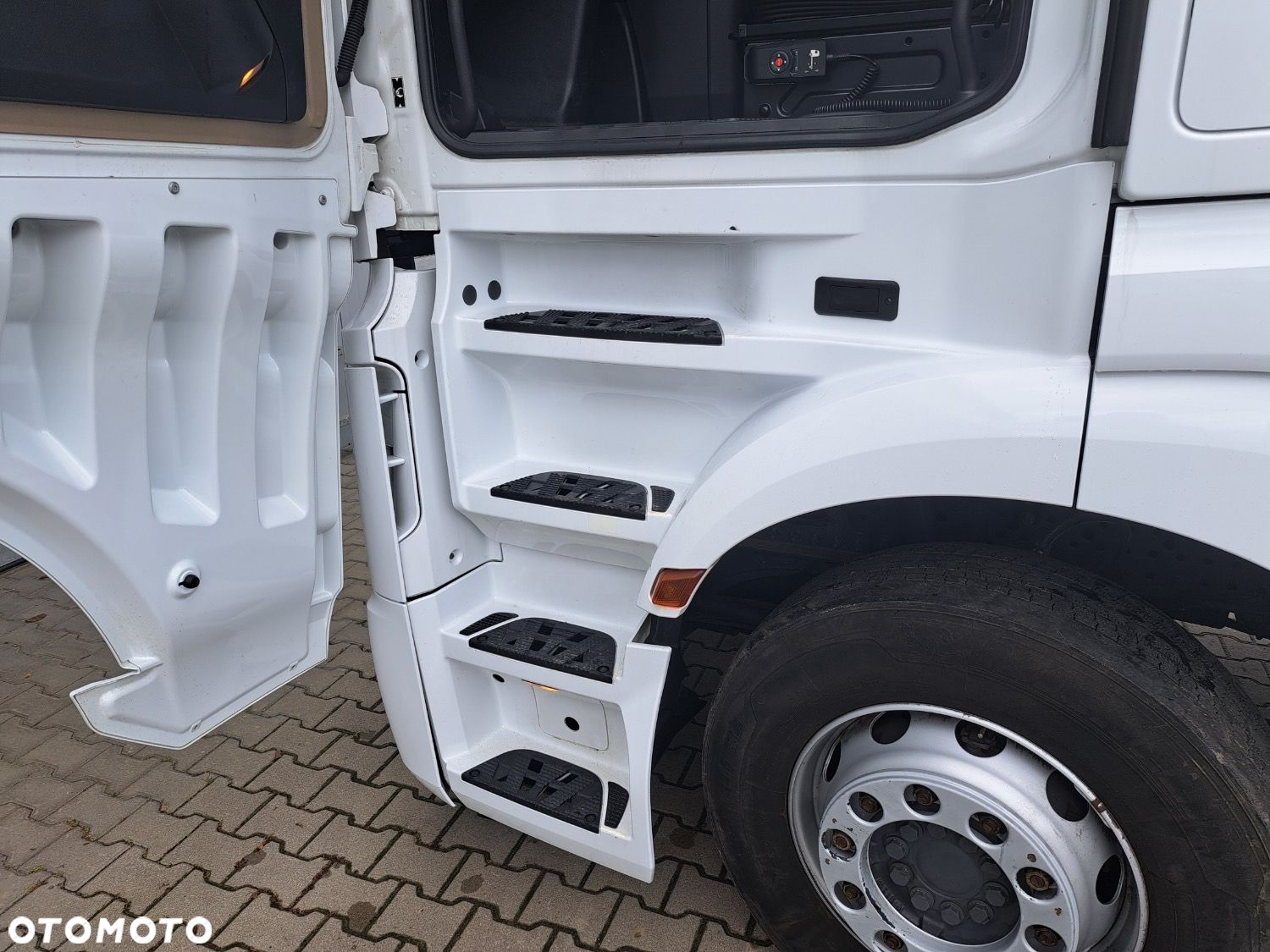 Versalift Actros 1845 - 11